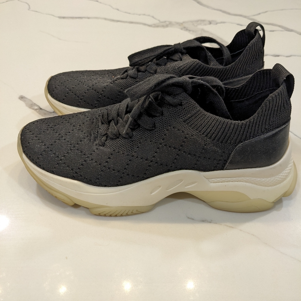 Steve Madden Size 8 Black and White Gym Shoes Stealers with Laces